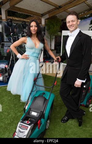 Rein kommen tanzen Sterne Karen Hauer und Kevin Clifton auf dem Bosch-Stand auf der RHS Chelsea Flower show 2015. Stockfoto