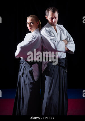 Zwei Aikido Kämpfer auf schwarz Stockfoto