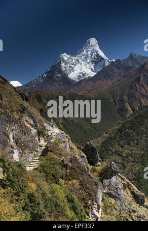 Der Pfad führt Wanderer in Richtung Mount Everest, vorbei an berühmten Berg Ama Dablam, wissen, wie das Matterhorn des Himalaya Stockfoto