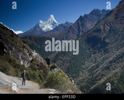 Der Pfad führt Wanderer in Richtung Mount Everest, vorbei an berühmten Berg Ama Dablam, wissen, wie das Matterhorn des Himalaya Stockfoto