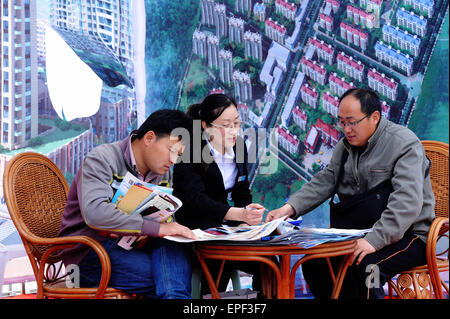 (150518)--QINGDAO, 18. Mai 2015 (Xinhua)--Bewohner beraten über Haus-Eigenschaftsinformationen auf einer Messe in Qingdao, der ostchinesischen Provinz Shandong, 9. Mai 2015 aus dem Gehäuse. Chinas Immobilienmarkt blieb im April registrieren auf Monats-Rückgänge in 48 der 70 untersuchten Städte mit neue Inlandspreise anämisch.     (Xinhua/Yu Fangping) (wf) Stockfoto