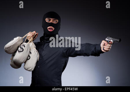 Mann trägt Sturmhaube mit Pistole Stockfoto