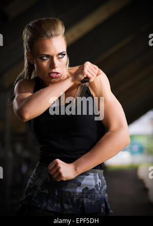 Junge Frau in Uniform mit Messer (normale Version) Stockfoto