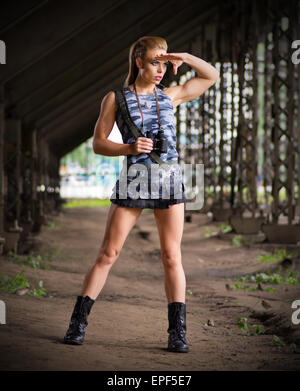 Junge Frau in Uniform mit dem Fernglas (normale Version) Stockfoto