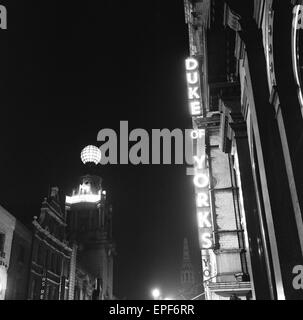 Außenansicht des Herzog von Yorks Theaters, St Martins Lane im Londoner West End. April 1958. Stockfoto