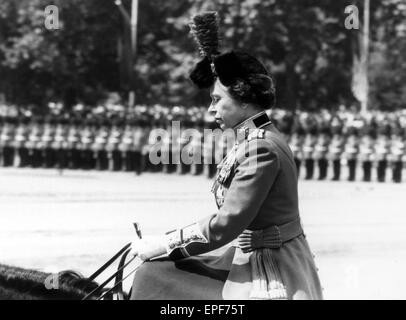 Die Königin bemerkt eine Schweigeminute einzulegen - die sie - für die Falkland-Inseln Task Force an die Trooping die Farbe Zeremonie mit 1st Battalion Coldstream Guards, Horse Guards Parade,, London, Samstag, 12. Juni 1982 bestellt. Stockfoto