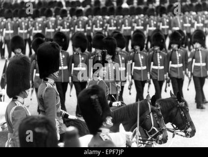 Die Königin nimmt Teil an Trooping die Farbe Zeremonie mit 2nd Battalion Coldstream Guards, Horse Guards Parade,, London, Samstag, 12. Juni 1976. Stockfoto