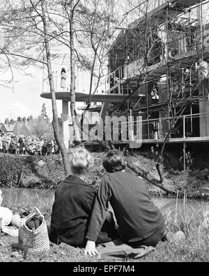 Yvonne Arnold Theater im Bau in Guildford, Surrey. 23. April 1964. Stockfoto