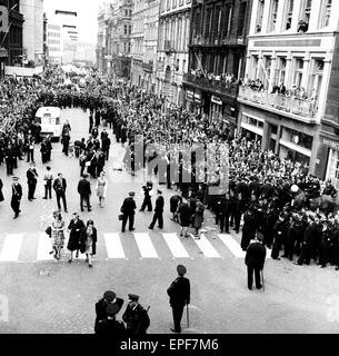 Premiere von 'A Hard Day Night', Menschenmassen Gather The Beatles vor dem Start des Northern premier in Liverpool erblicken. 10. Juli 1964. Stockfoto