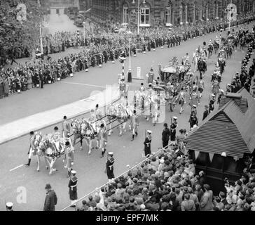 Die Königin und der Herzog von Edinburgh in den Gold Status Trainer in Northumberland Avenue wie sie Weg zur Westminster Abbey für ihre Krönung 2. Juni 1952 macht Stockfoto