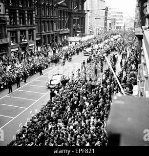 Premiere von 'A Hard Day Night', Menschenmassen Gather The Beatles vor dem Start des Northern premier in Liverpool erblicken. 10. Juli 1964. Stockfoto