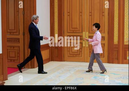 Seoul, Südkorea. 17. Mai 2015. US-Außenminister John Kerry grüßt Republik von Korea President Park Geun-Hye im Blue House 18. Mai 2015 in Seoul, Südkorea. Stockfoto