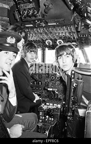 Die Beatles in Liverpool für die Premiere von a Hard Day Night. Ringo Starr, George Harrison und Paul McCartney im Bild hier im Cockpit des Flugzeugs auf ihrem Flug nach Liverpool. 10. Juli 1964. Stockfoto