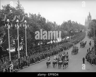 Die Beförderung Prozession von Prinzen und Prinzessinnen des Blutes Royal eskortiert von der NCO der Household Cavalry entlang Victoria Embankment zu Westminster Abbey für die Krönung von Queen Elizabeth 2. Juni 1953 Stockfoto