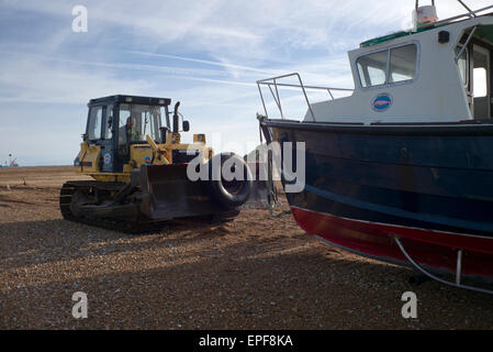 Angelboot/Fischerboot vom Strand mit Traktor, Hastings, England ins Leben gerufen Stockfoto