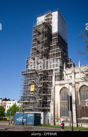 Kirche und Turm gewickelt im Gerüstbau, Str. Peters Kirche, Brighton, UK Stockfoto