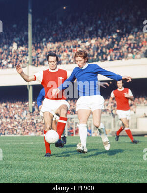 Arsenal Double Saison 1970-1971. Englische League Division One Spiel in Highbury. Arsenal 4 V Everton 0. Arsenals George Graham kämpft um den Ball mit Alan Ball des FC Everton. 17. Oktober 1970. Stockfoto