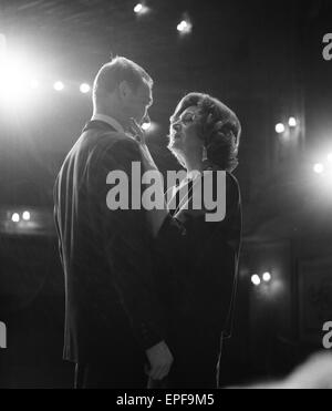 Marie Bell und Pierre Vaneck Proben eine Szene aus der Produktion von Francoise Sagans "Les Violons, Parfois" am Piccadily Theatre im Londoner West End zur Eröffnung eines fünfwöchigen Festivals des französischen Theaters.  20. Februar 1962. Stockfoto