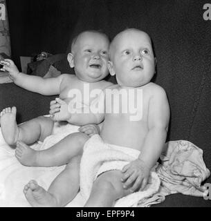 Zwillinge, Ian und Robert Kearns, die acht Pfund zwei Unzen wog, als sie geboren wurden.  Spielen Sie zu Hause zusammen. Geboren 22. April 1962 Stockfoto