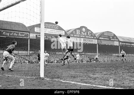 Manchester United gegen Southampton, FA-Cup-Halbfinalspiel im Villa Park, Samstag, 27. April 1963. Endstand: Manchester United 1: 0 Southampton Publikum Teilnahme 68.000 Stockfoto