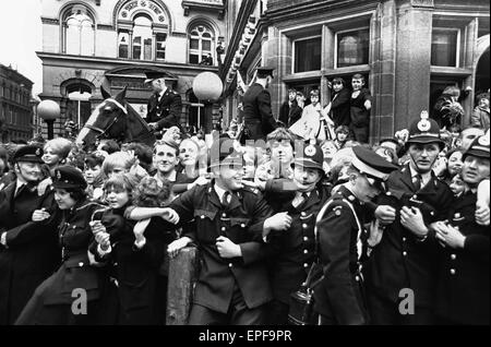 Premiere von 'A Hard Day Night', Menschenmassen Gather The Beatles vor dem Start des Northern premier in Liverpool erblicken. 10. Juli 1964. Stockfoto