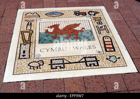 Die Pioniere 1999 Mosaik, Millennium Riverwalk, Millennium Stadium, Cardiff, Wales, UK. Stockfoto