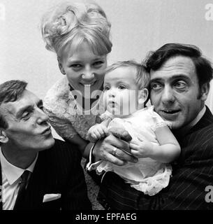 Es war ein Tag für die Taufe des 7 Monate alten Kathleen Donohue Shepperton Pfarrkirche. Harry Corbett war der Pate und Julie Foster seinen Co-Star in dem Film "The Binnenschiffer" war die Patin. Eric Sykes war dort auch als Freund der Familie. Wenn Stockfoto