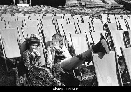 Produktion der berühmten Shakespeare Tragödie Romeo und Julia statt am Regent Park Open Air Theatre starring Marilyn Taylersen und Hugh Ross.  1. Juni 1971. Stockfoto