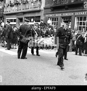 Premiere von 'A Hard Day Night', Menschenmassen Gather The Beatles vor dem Start des Northern premier in Liverpool erblicken. 10. Juli 1964. Stockfoto