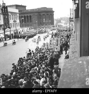 Premiere von 'A Hard Day Night', Menschenmassen Gather The Beatles vor dem Start des Northern premier in Liverpool erblicken. 10. Juli 1964. Stockfoto