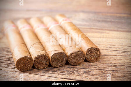 Nahaufnahme Bild von Zigarren auf einem Holztisch, geringe Schärfentiefe. Stockfoto