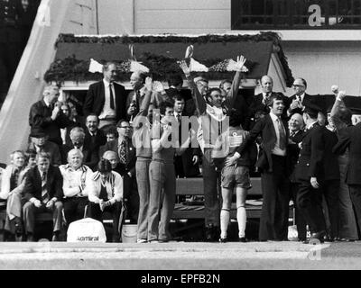 1-0 FC Southampton, FA-Cup-Finale, Wembley Stadium, London, Samstag, 1. Mai 1976. Southampton-Manager, Lawrie McMenemy und sein Lager zeigen ihre Freude aber für United Manager Tommy Docherty, Tommy Cavanagh und Gordon Hill, ersetzen sie c Stockfoto