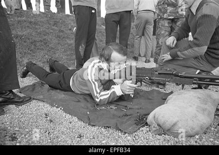 Southampton FC Spieler, Inhaber des FA Cups, versuchte ihre Hände auf eine andere Art der Aufnahme, wenn sie einen Besuch der Royal Anglian Regiment auf Salisbury Plain, Donnerstag, 25. November 1976 abgestattet. Peter Rodrigues. Stockfoto