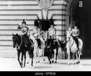 Die Königin nimmt Teil an Trooping die Farbe Zeremonie mit 2nd Battalion Coldstream Guards, Horse Guards Parade,, London, Samstag, 12. Juni 1976. Stockfoto