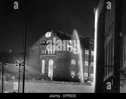 Strangeways Gefängnisaufstand 10. April 1990. Feuer-Crews Spray Dach. Eine 25-Tag Gefängnisaufstand und Dachgarten protestieren im Strangeways Gefängnis in Manchester, England. Der Aufstand begann am 1. April 1990 als Häftlinge übernahm die Kontrolle der Gefängnis-Kapelle und der Aufruhr quic Stockfoto