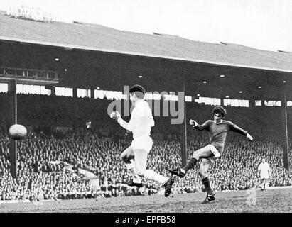 European Cup Halbfinale Hinspiel Spiel im Old Trafford. Manchester United 1 V Real Madrid 0. Uniteds George Best lässt fliegen vorbei die Herausforderung von Sanchis, einzige Tor des Spiels. 24. April 1968. Stockfoto