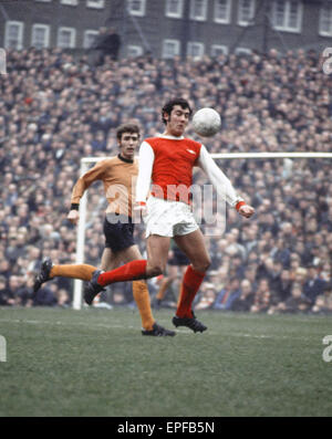 Arsenal Double Saison 1970-1971. Englische League Division One Spiel in Highbury. Arsenal 2 V Wolverhampton Wanderers 1. Arsenals Ray Kennedy am ball von John McAlle von Wölfen beobachtet. 12. Dezember 1970. Stockfoto