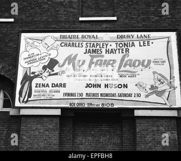 Das Adelphi Theatre im Londoner West End. Plakat-Repräsentantin für das musical My Fair Lady im Theatre Royal Drury Lane, 22. Mai 1962. Stockfoto