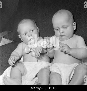 Zwillinge, Ian und Robert Kearns, die acht Pfund zwei Unzen wog, als sie geboren wurden.  Spielen Sie zu Hause zusammen. Geboren 22. April 1962 Stockfoto