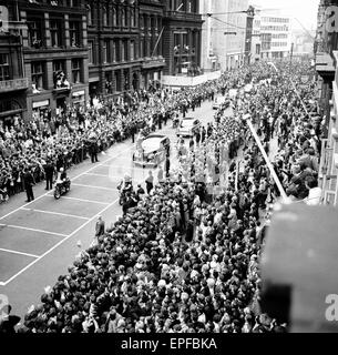 Premiere von 'A Hard Day Night', Menschenmassen Gather The Beatles vor dem Start des Northern premier in Liverpool erblicken. 10. Juli 1964. Stockfoto