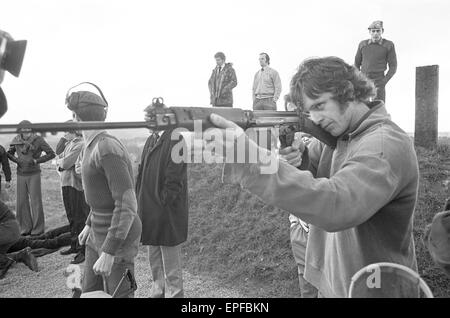 Southampton FC Spieler, Inhaber des FA Cups, versuchte ihre Hände auf eine andere Art der Aufnahme, wenn sie einen Besuch der Royal Anglian Regiment auf Salisbury Plain, Donnerstag, 25. November 1976 abgestattet. Mick Channon. Stockfoto