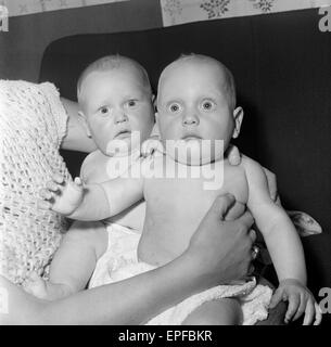 Zwillinge, Ian und Robert Kearns, die acht Pfund zwei Unzen wog, als sie geboren wurden.  Spielen Sie zu Hause zusammen. Geboren 22. April 1962 Stockfoto