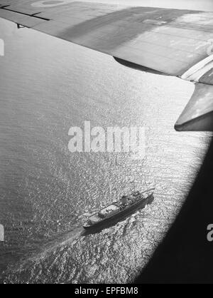 Die Royal Yacht Britannia gesehen hier von einem RAF Seefernaufklärer nähert sich Malta 3. Mai 1954 Stockfoto