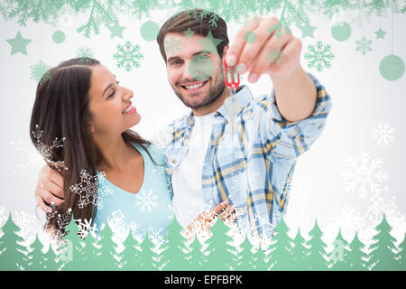 Zusammengesetztes Bild des jungen Brautpaares zeigt neuen Hausschlüssel Stockfoto