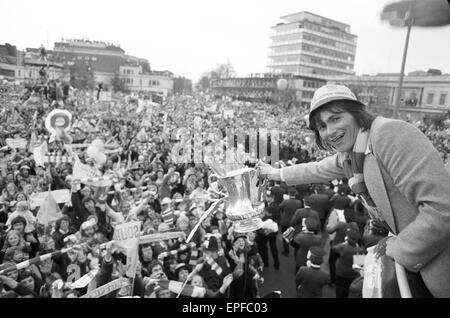 Southampton FC, FA-Cup-Sieger 1976.  Spieler feiern Sieg mit den Fans während der Parade in Southampton, Sonntag, 2. Mai 1976. Bobby Stokes, Torschütze Southamptons Siegtreffer, schwingt den Cup während der Heiligen Sieg Fahrt. Stockfoto