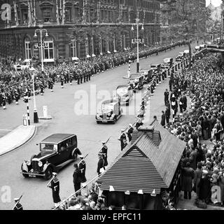 Automobil Prozession der königlichen und anderen Vertretern der ausländischen Staaten gesehen, die hier ihren Weg Northumberland Avenue hinunter vor die goldene Kutsche tragen die Königin zur Westminster Abbey für ihre Krönung 2. Juni 1952 Stockfoto