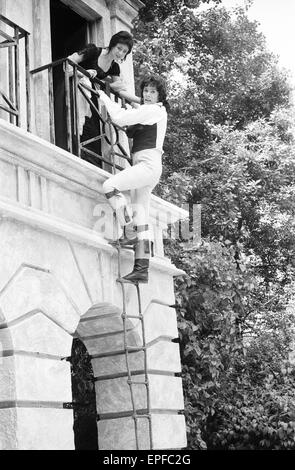 Produktion der berühmten Shakespeare Tragödie Romeo und Julia statt am Regent Park Open Air Theatre starring Marilyn Taylersen und Hugh Ross.  1. Juni 1971. Stockfoto