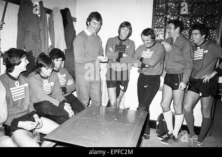 Erhalten Sie Southampton FC Kader der ersten Mannschaft, eine Pep Talk von Manager Lawrie McMenemy, vor dem nächsten Spiel gegen den FC Chelsea, 29. Oktober 1976. Stockfoto