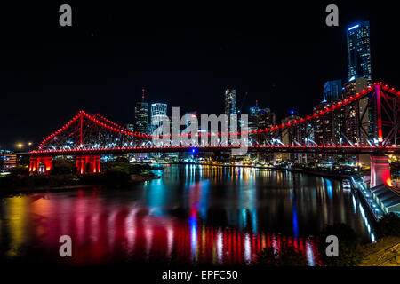 Brisbane-Story-Brücke in rot und City-Skyline-Queensland-Australien Stockfoto