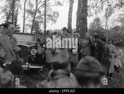 Die Königin (Mitte) mit Prinzessin Margaret und Mitglieder der schwedischen Königsfamilie angekommen, um die Aktion in der Langlauf-Stufe der 1956 Olympische Reiterspiele dreitägige Veranstaltung im JŠrvafelt Nature Reserve, Schweden 11. Juni 1956 sehen hier gesehen Stockfoto